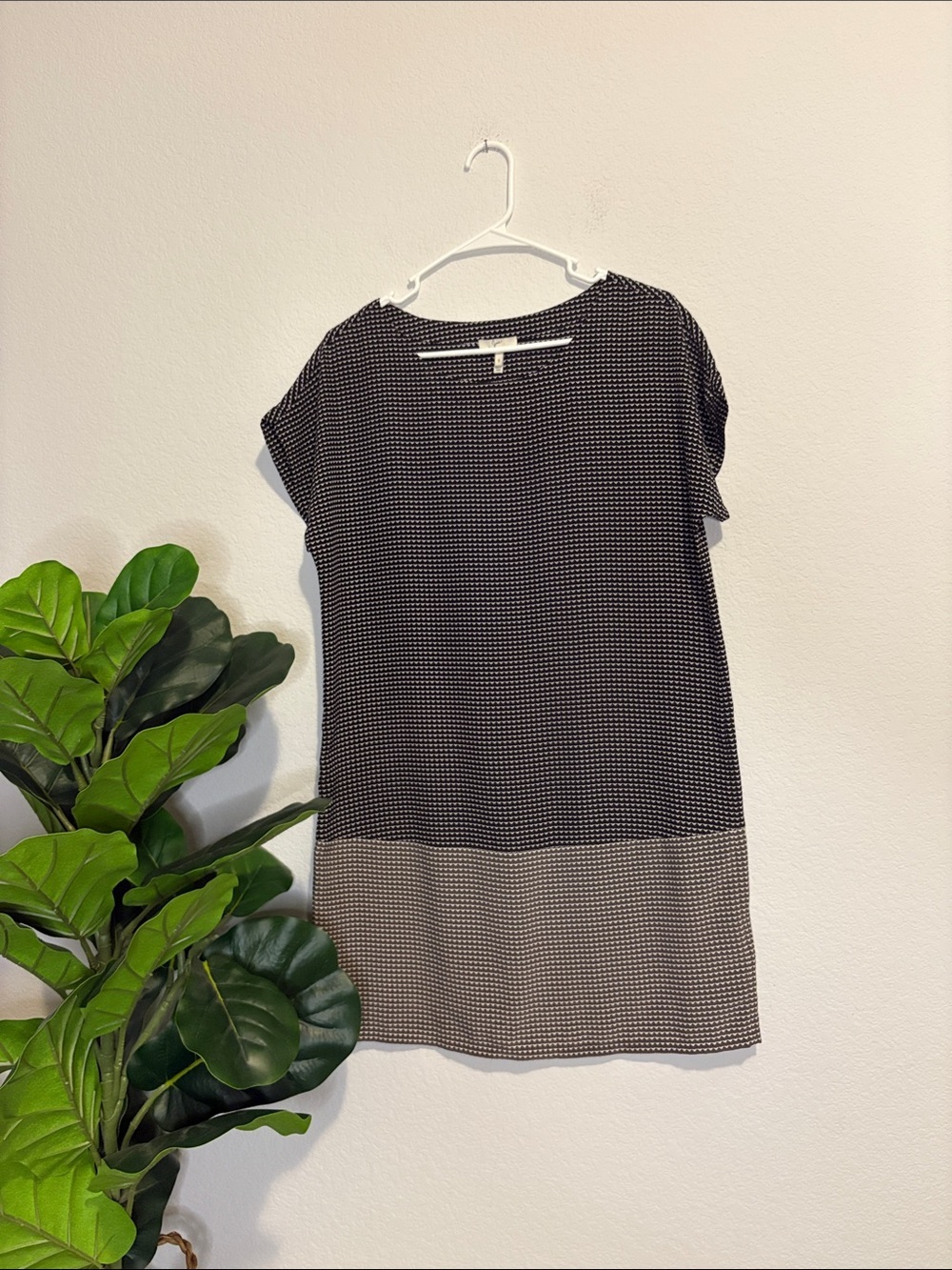 Joie 100% silk Two-Tone Short Sleeve Shift Tunic in Black and Beige Small